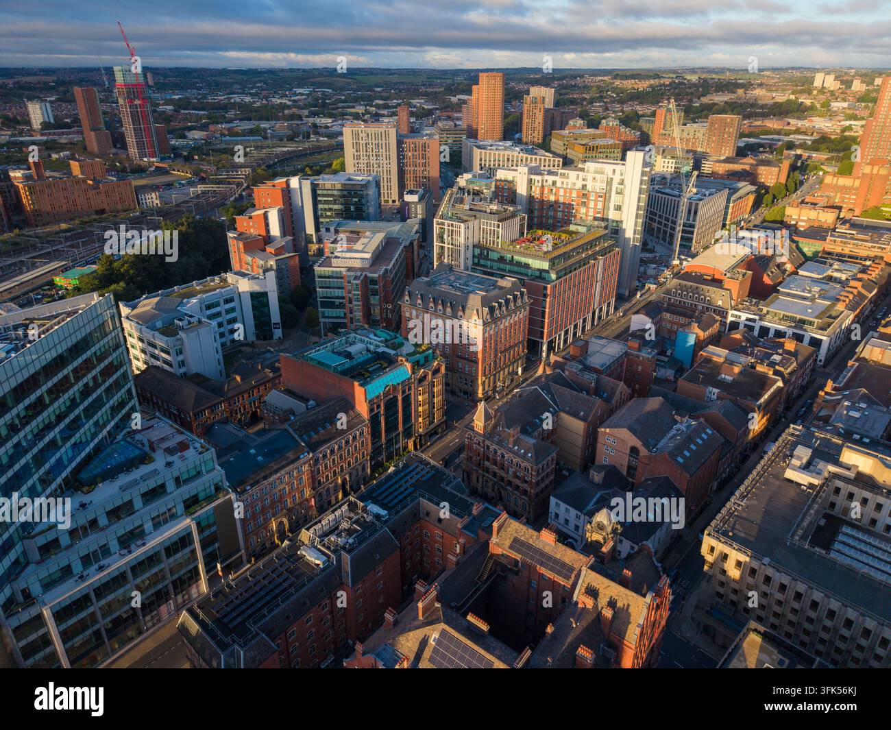 Immagine aerea del paesaggio urbano di Leeds e dello skyline lontano al sole del mattino Foto Stock