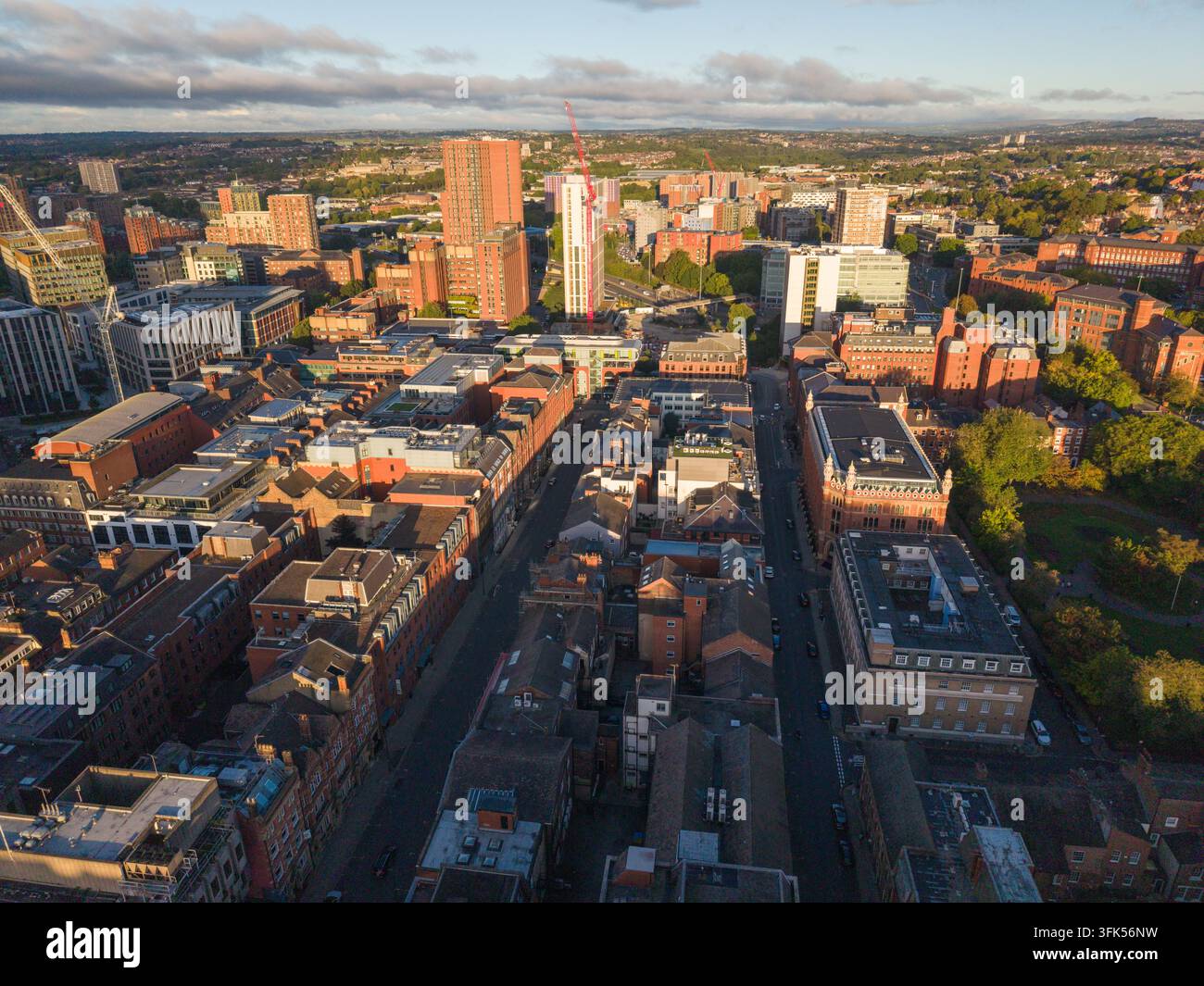 Immagine aerea del paesaggio urbano di Leeds e della skyline lontana all'alba Foto Stock
