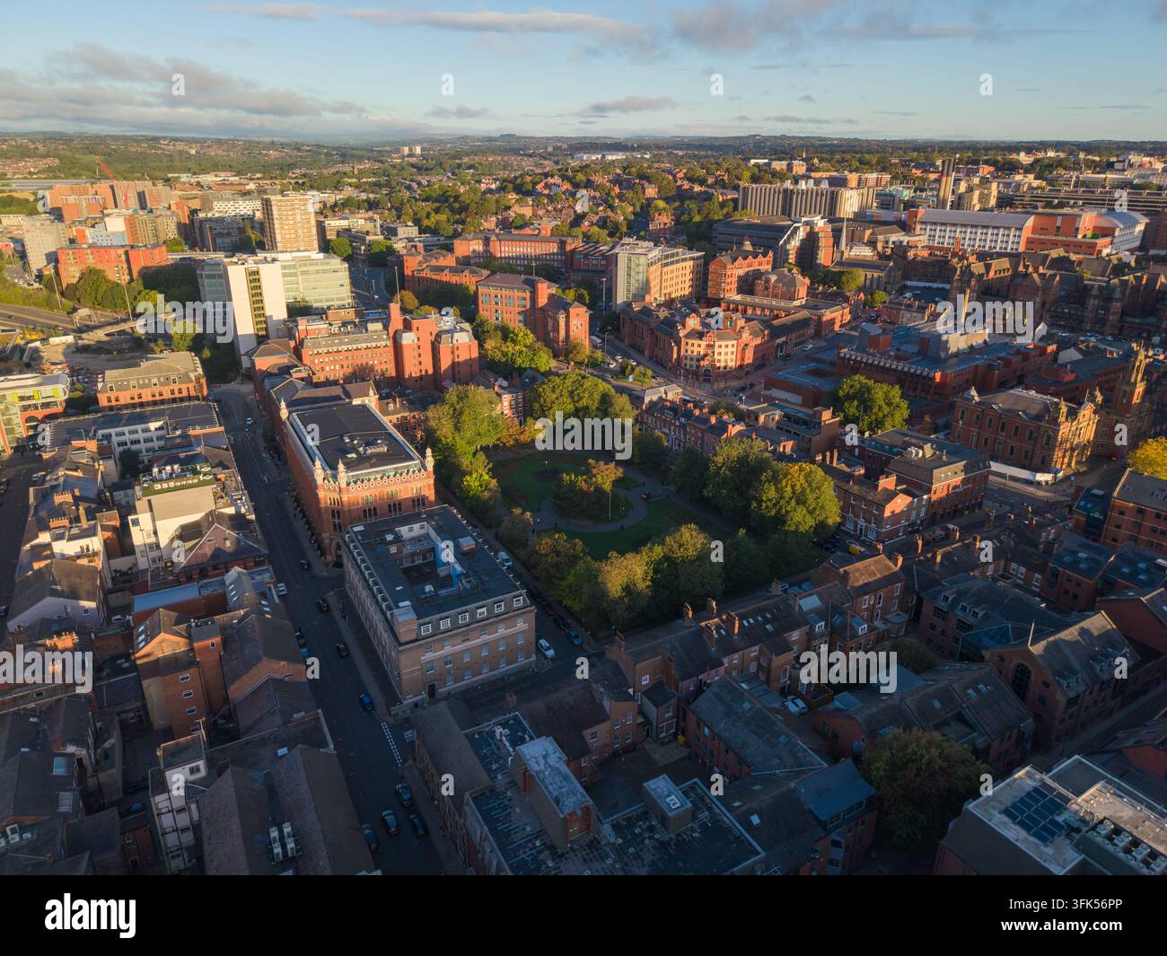 Immagine aerea di Park Square e del paesaggio urbano circostante di Leeds all'alba Foto Stock