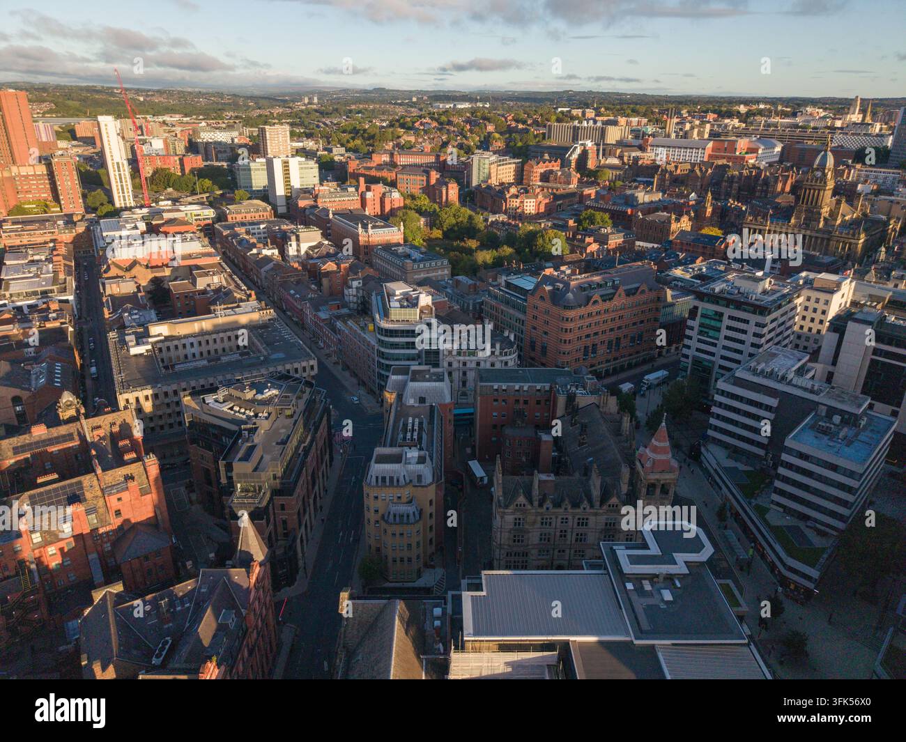 Immagine aerea dell'architettura del centro città di Leeds e delle strade urbane all'alba Foto Stock