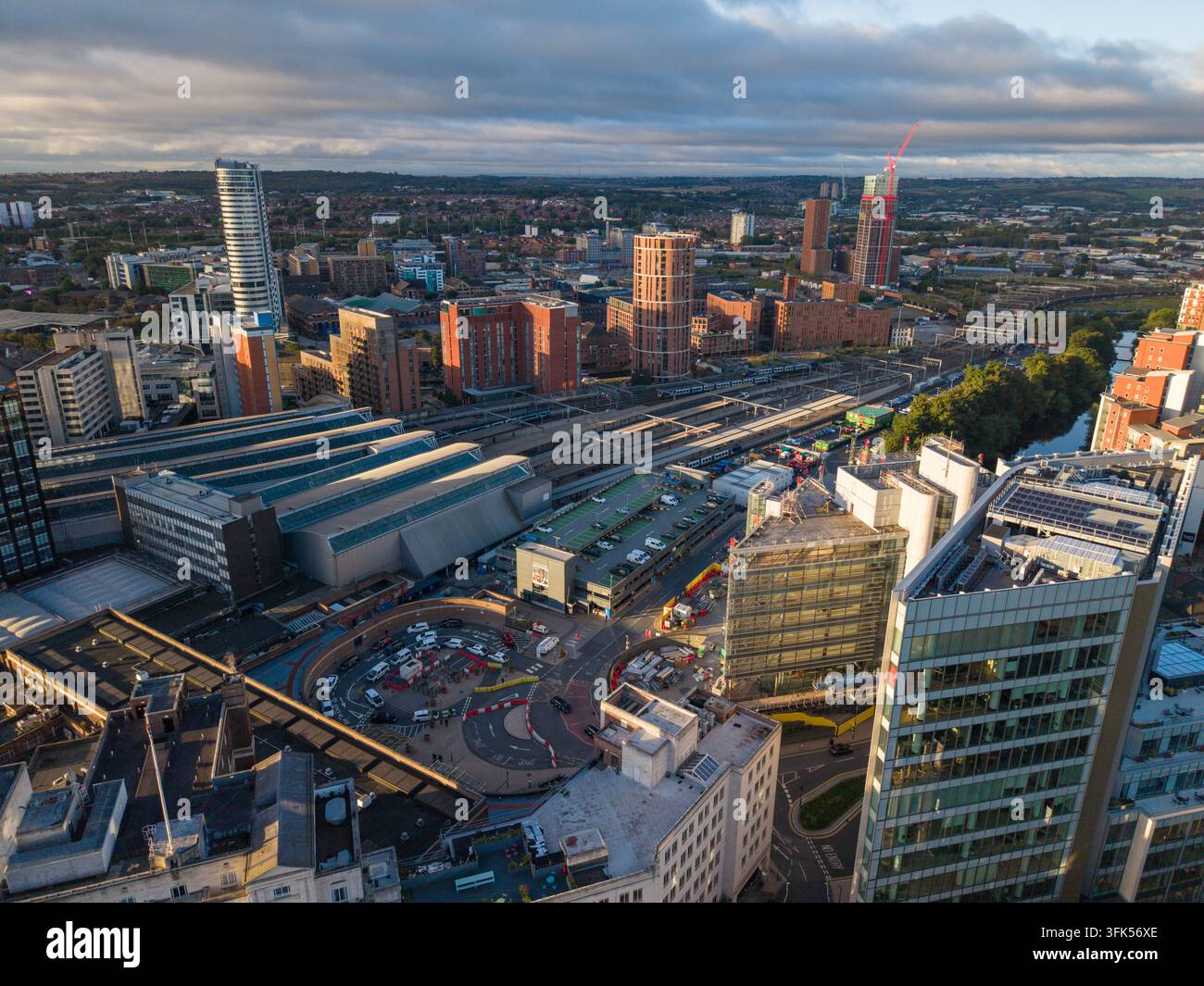 Vista aerea della stazione ferroviaria di Leeds, dei depositi ferroviari, dei binari, del fiume Aire e dello skyline meridionale della città bagnato dalla luce del primo mattino. Foto Stock