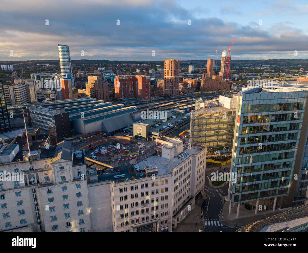 Immagine aerea della Stazione Ferroviaria di Leeds e dello skyline urbano all'alba Foto Stock