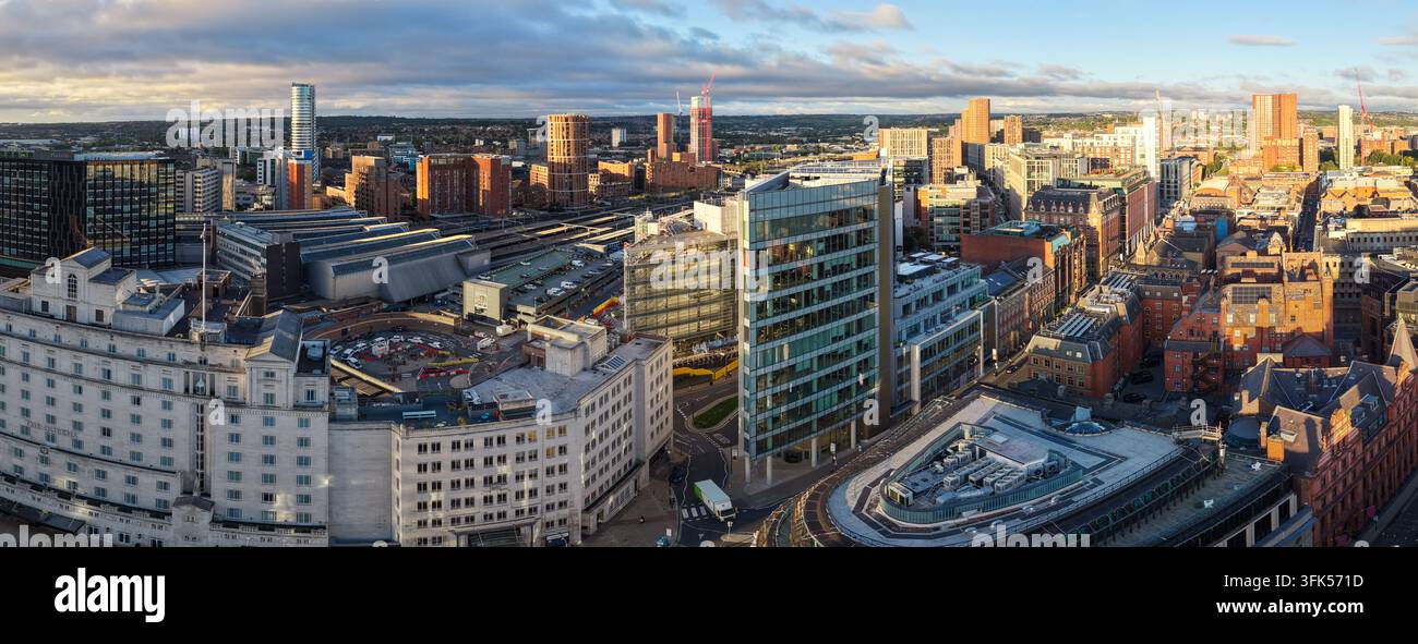 Panorama aereo della Stazione Ferroviaria di Leeds e della skyline meridionale all'alba Foto Stock