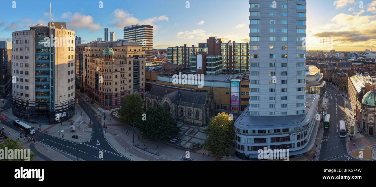 Vista aerea panoramica di Piazza della Città di Leeds, che mostra torri alti prominenti, architettura ecclesiastica e la luce del mattino che si riversa sul paesaggio urbano. Foto Stock
