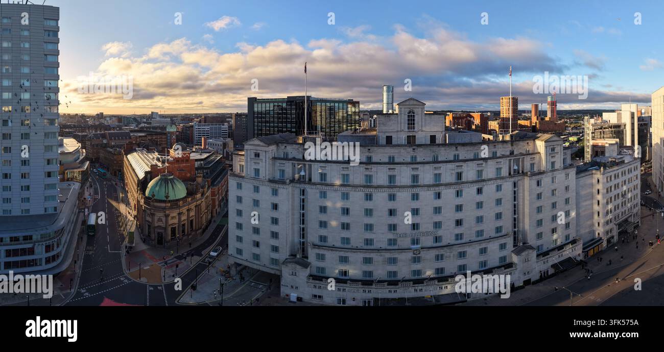 Panorama aereo dell'architettura di Piazza della Città di Leeds e dello skyline lontano all'alba Foto Stock