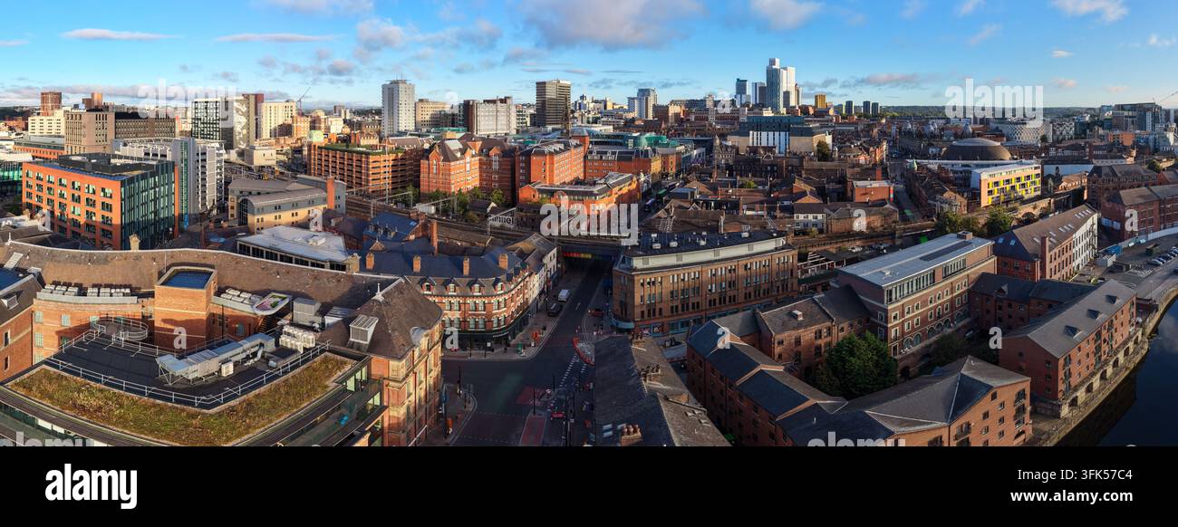 Panorama aereo sopra il Ponte di Leeds e lo skyline urbano in lontananza Foto Stock
