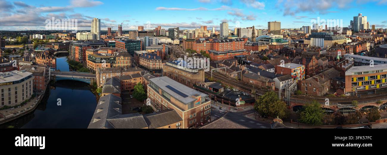 Panorama aereo che si affaccia sul ponte di Leeds, il lungofiume dell'Aire, i viadotti ferroviari e lo skyline urbano fitto sotto le nuvole del mattino. Foto Stock