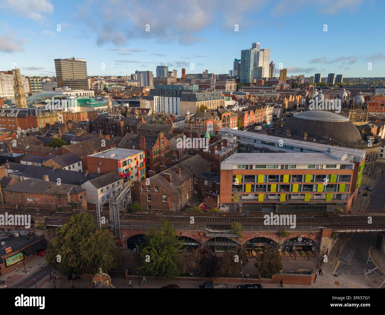 Immagine aerea del viadotto ferroviario di Leeds e dello skyline urbano all'alba Foto Stock