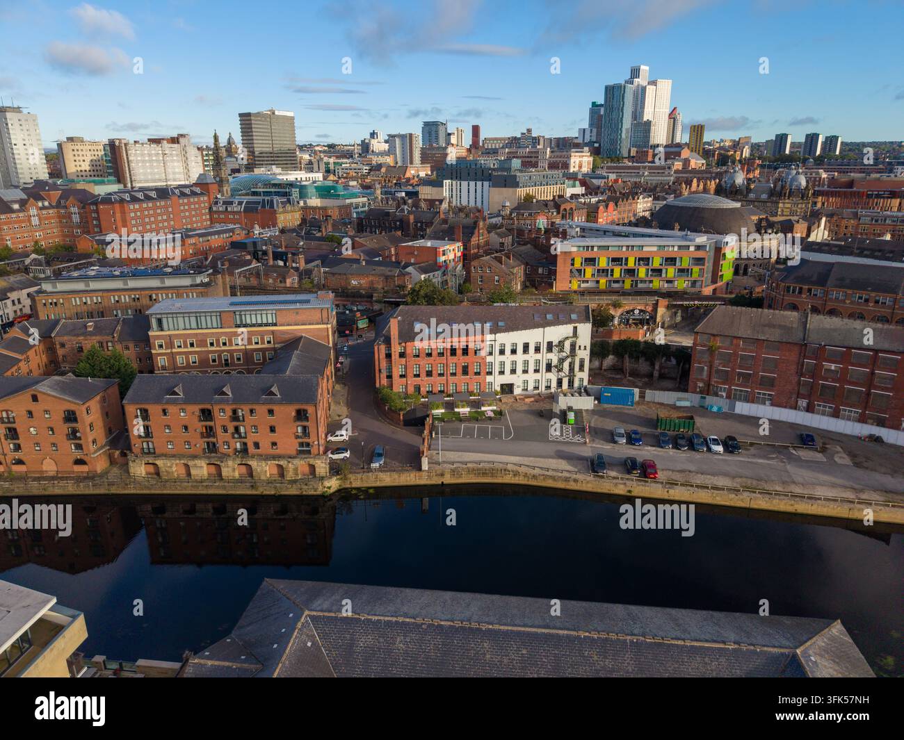 Vista aerea attraverso il fiume Aire verso The Calls e lo skyline di Leeds all'alba Foto Stock
