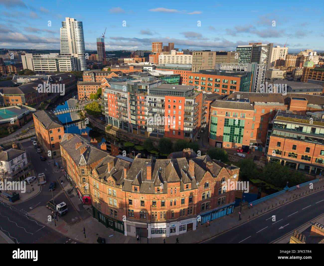 Immagine aerea di Leeds Bridge End, River Aire e skyline lontana all'alba Foto Stock