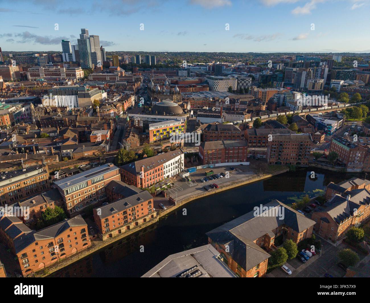 Veduta aerea del lungofiume dell'Aire, The Calls e lo skyline di Leeds all'alba Foto Stock