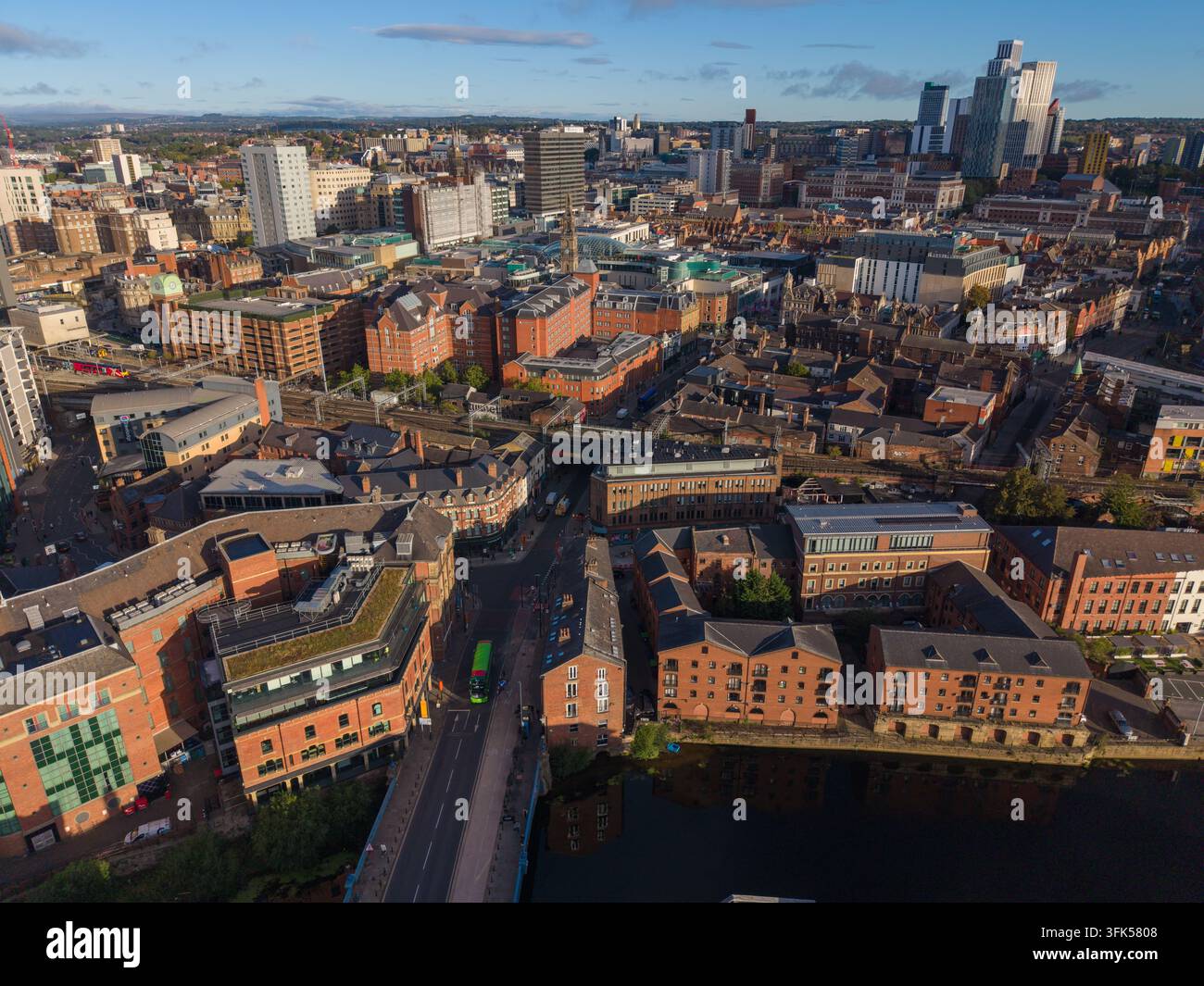 Immagine aerea sopra il ponte di Leeds e lo skyline del centro città all'alba Foto Stock