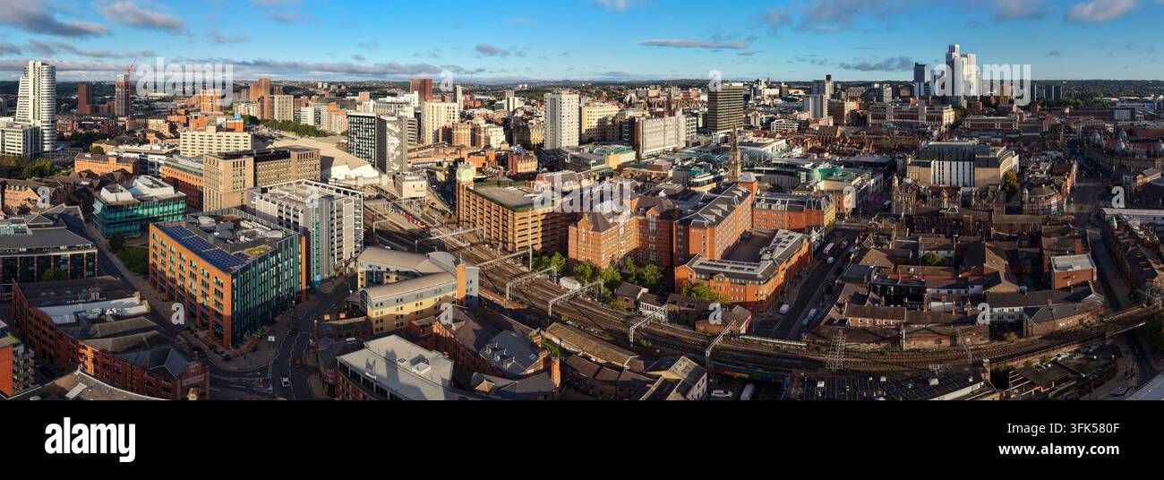 Panorama aereo dello skyline della città di Leeds e delle infrastrutture ferroviarie all'alba Foto Stock