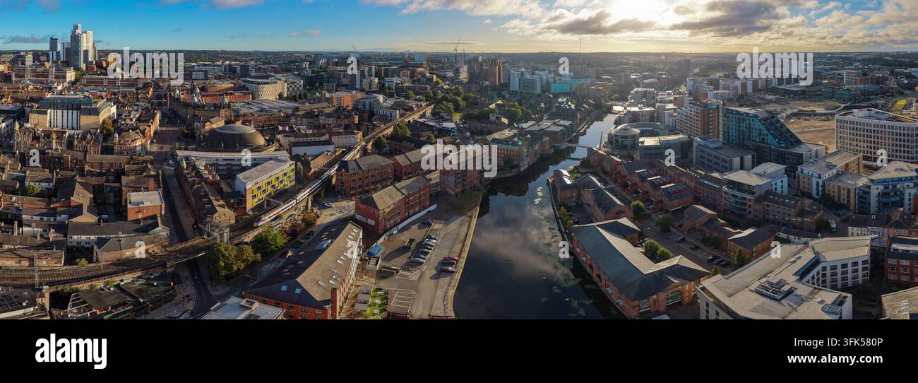 Panorama aereo sul lungofiume di Leeds, i binari ferroviari e lo skyline della città Foto Stock