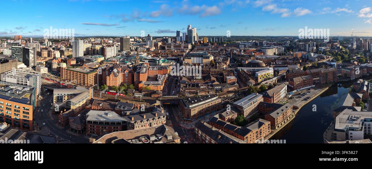 Panorama aereo sul lungofiume di Leeds, i binari ferroviari e lo skyline della città Foto Stock