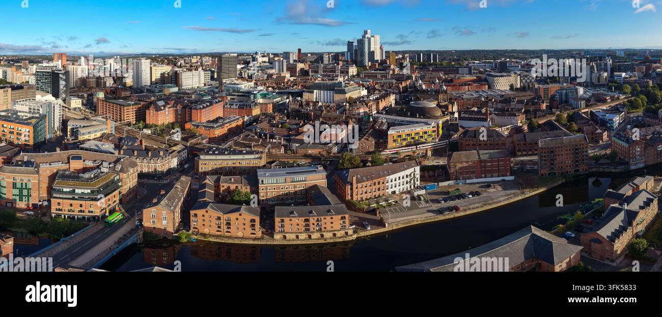 Panorama aereo sopra il Ponte di Leeds, il Fiume Aire e lo skyline della città all’alba Foto Stock