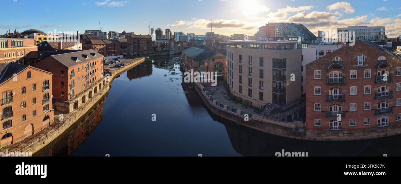 Panorama aereo sul lungofiume dell'Aire e sullo skyline di Leeds Est all'alba Foto Stock
