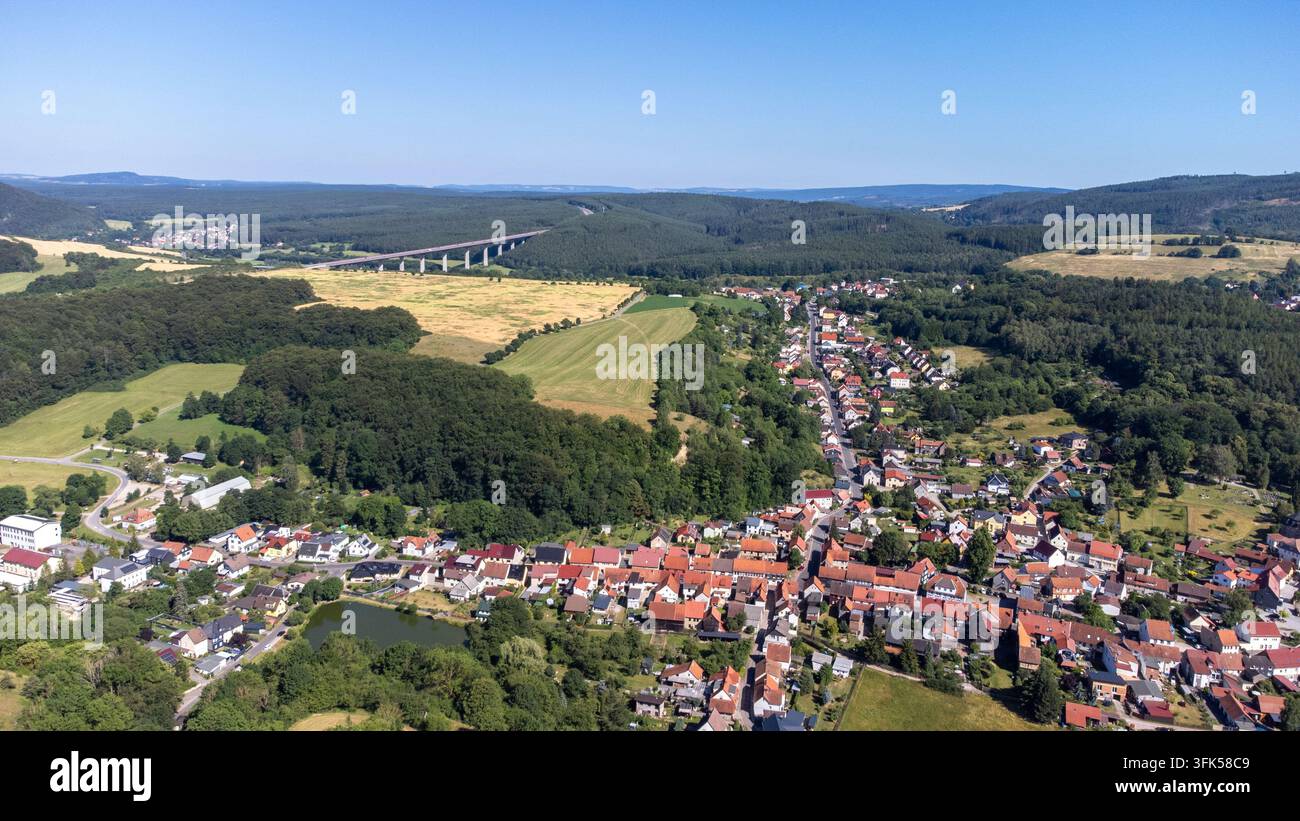 Vista panoramica della valle del Geratal in Turingia, Germania, che mostra un paesaggio scenografico di colline verdi, foreste, prati e campagna. La pace Foto Stock