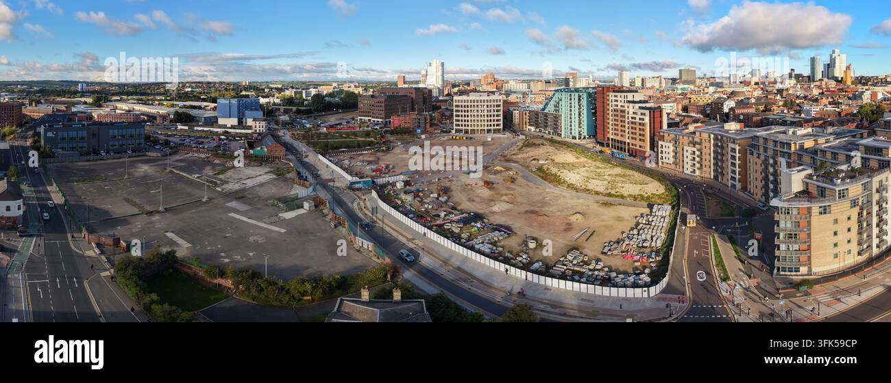 Panorama aereo sulla rigenerazione urbana di South Bank e lo skyline di Leeds Foto Stock