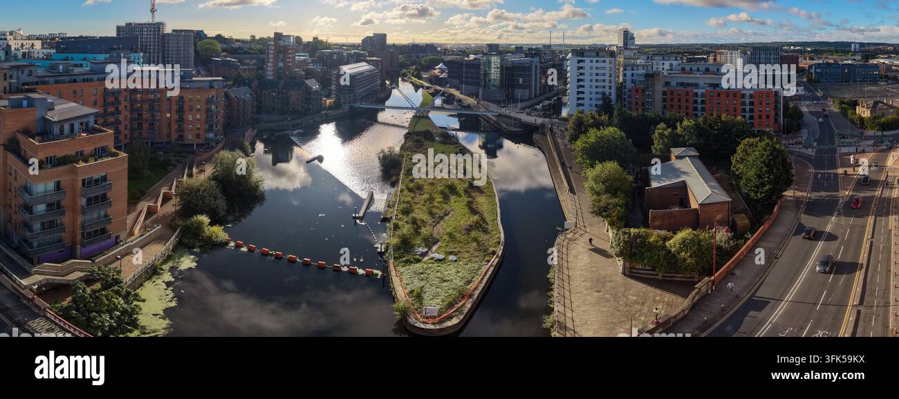 Panorama aereo sul fiume Aire, Crown Point e Leeds Dock all'alba Foto Stock