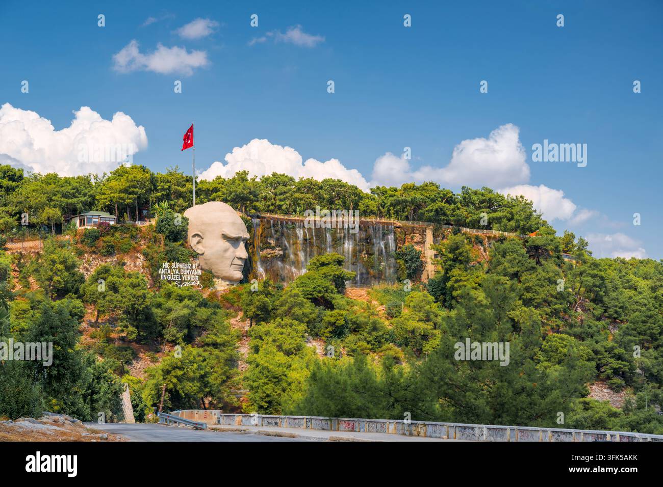 Maschera di Atatürk e cascata artificiale circondata dalla foresta a Kepez, Antalya, Turchia Foto Stock