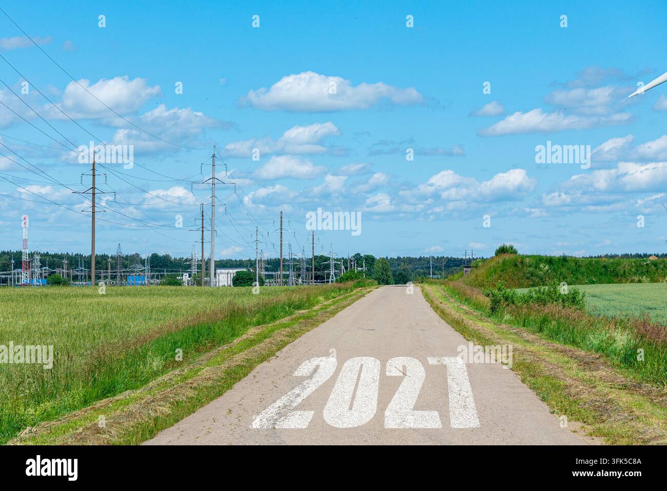 I numeri 2027 dipinti sulla superficie stradale simboleggiano nuovi inizi, aspirazioni future, obiettivi di carriera o personali e movimento in avanti. Foto Stock