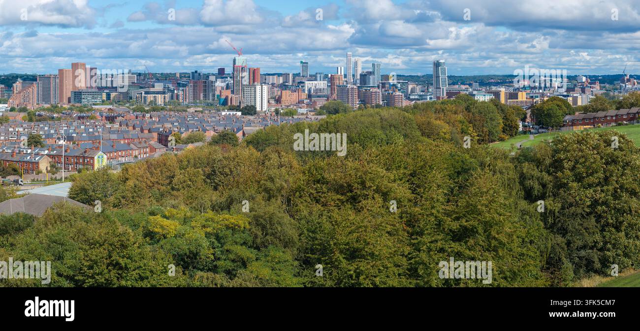 Panorama aereo sul bosco di Holbeck verso lo skyline del centro città di Leeds Foto Stock