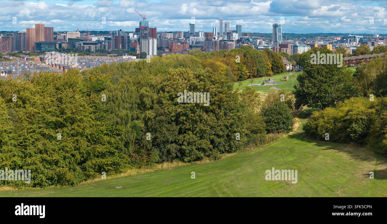 Immagine aerea dei pendii erbosi di Holbeck Moor Park verso lo skyline di Leeds Foto Stock