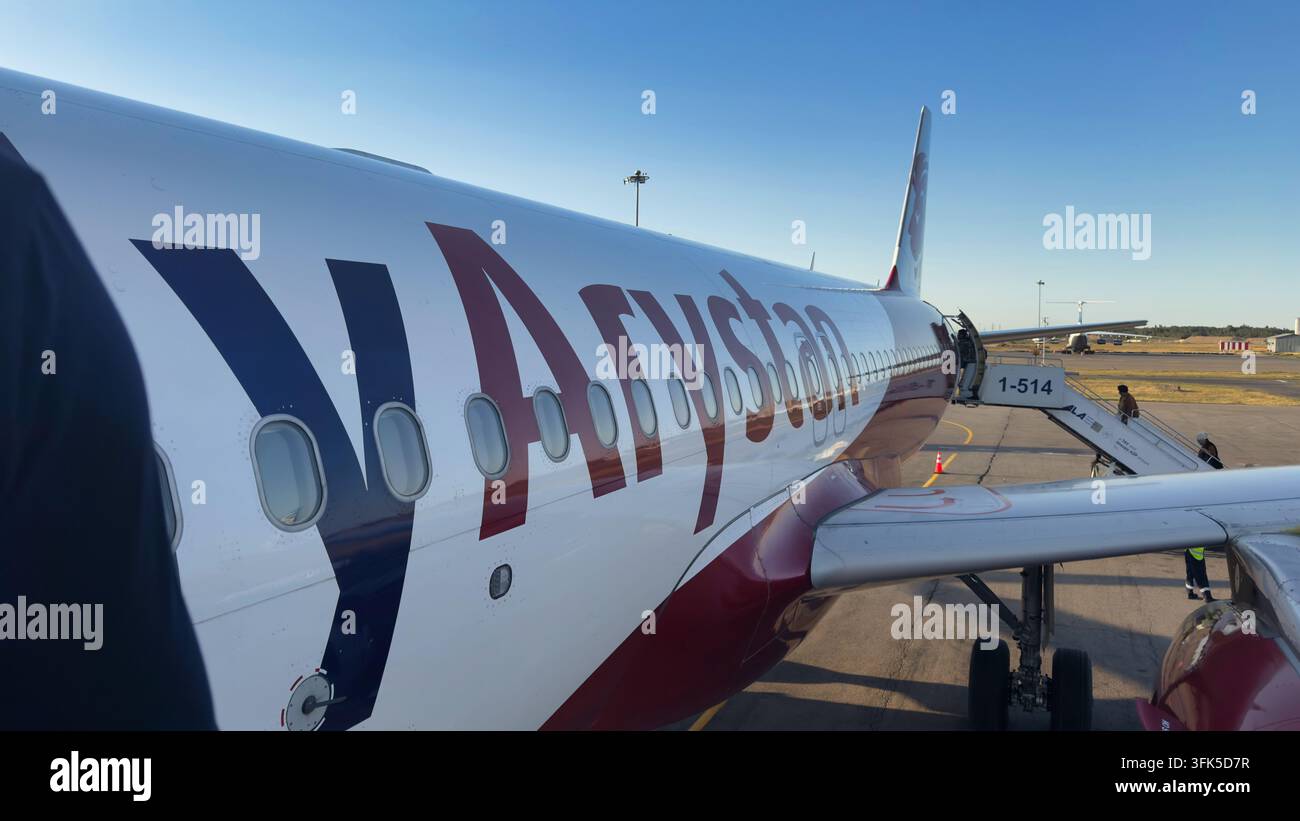 Aereo passeggeri FlyArystan parcheggiato sulla pista di un aeroporto in Kazakistan il 9 settembre 2026 Foto Stock