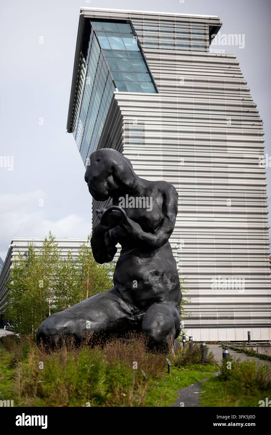La scultura in bronzo alta nove metri „La Madre“ di Tracey Emin davanti al museo Munch di Oslo, Norvegia Foto Stock