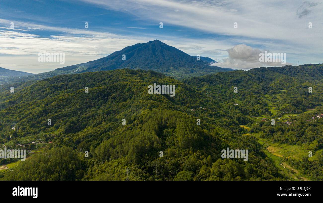 Piste di montagna coperte con vista della foresta pluviale e della giungla dall'alto. Sumatra. Indonesia. Foto Stock