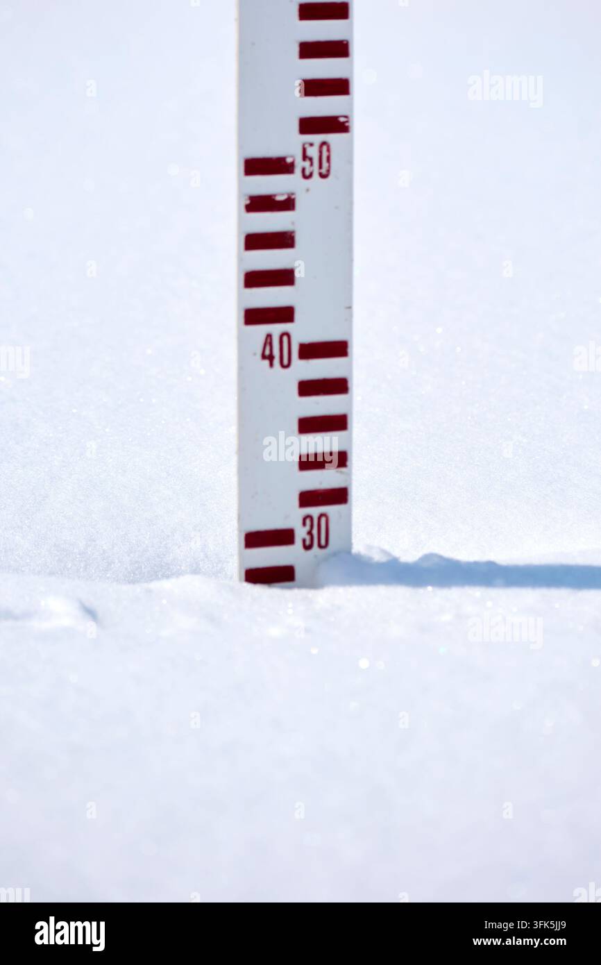 Regola per la neve graduata su una piattaforma meteorologica in inverno per misurare la coltre di neve Foto Stock