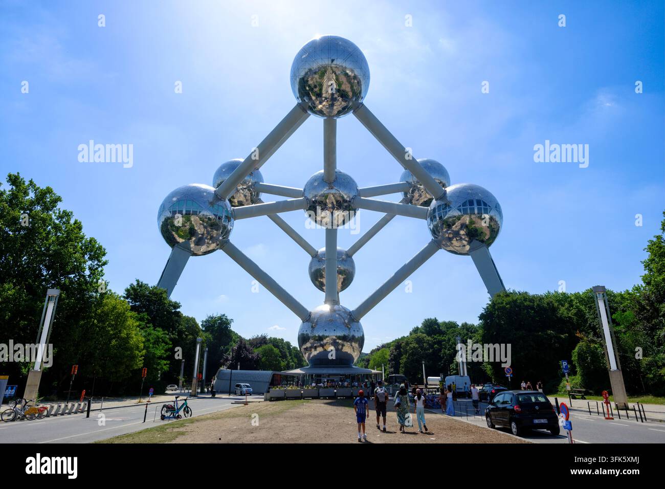 Belgio, Bruxelles, 1 luglio 2025: L'Atomium in una calda giornata estiva. L'Atomium, il simbolo iconico di Bruxelles, affronta l'ondata di caldo: con il suo S inossidabile Foto Stock