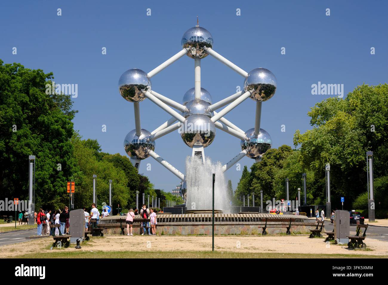 Belgio, Bruxelles, 1 luglio 2025: L'Atomium in una calda giornata estiva. L'Atomium, il simbolo iconico di Bruxelles, affronta l'ondata di caldo: con il suo S inossidabile Foto Stock