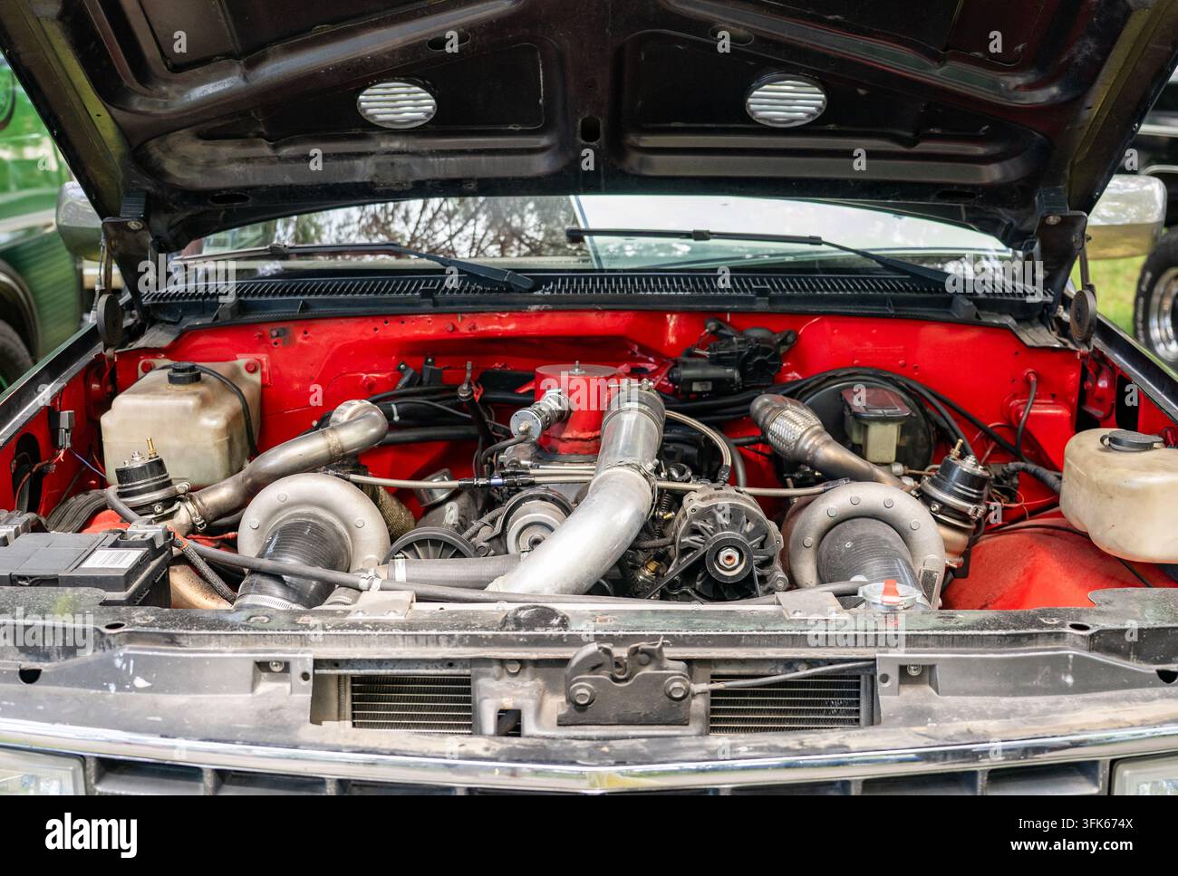 Motore di auto ad alte prestazioni modificato con grande turbocompressore e cofano aperto Foto Stock