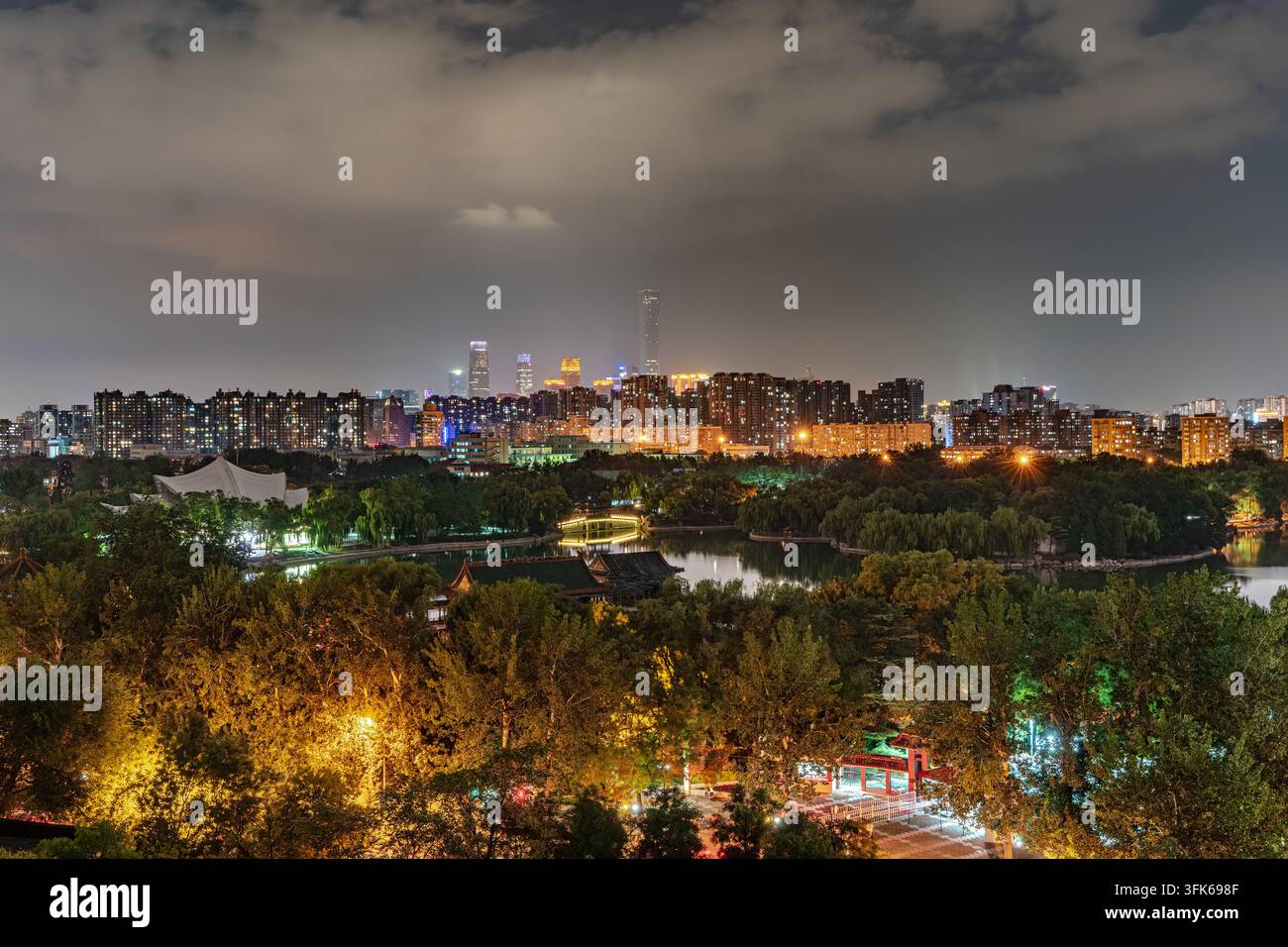 Paesaggio notturno della zona commerciale di Pechino con scenario di giardino urbano Foto Stock