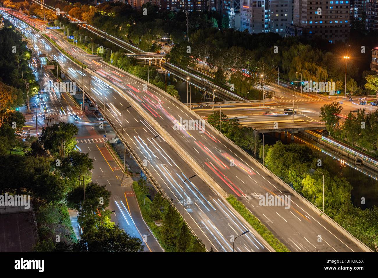 Schiere di luce del traffico sul viadotto di notte Foto Stock