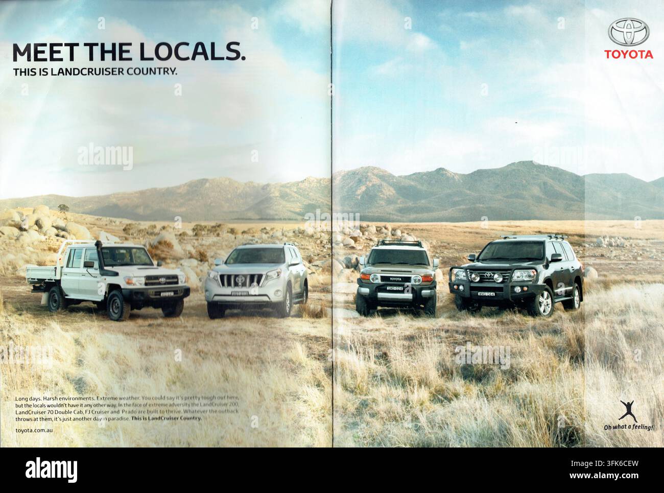 Annuncio stampato Toyota Australia per i modelli LandCruiser 70 doppia cabina, serie 200, Prado e FJ Cruiser in un paesaggio dell'Outback Foto Stock