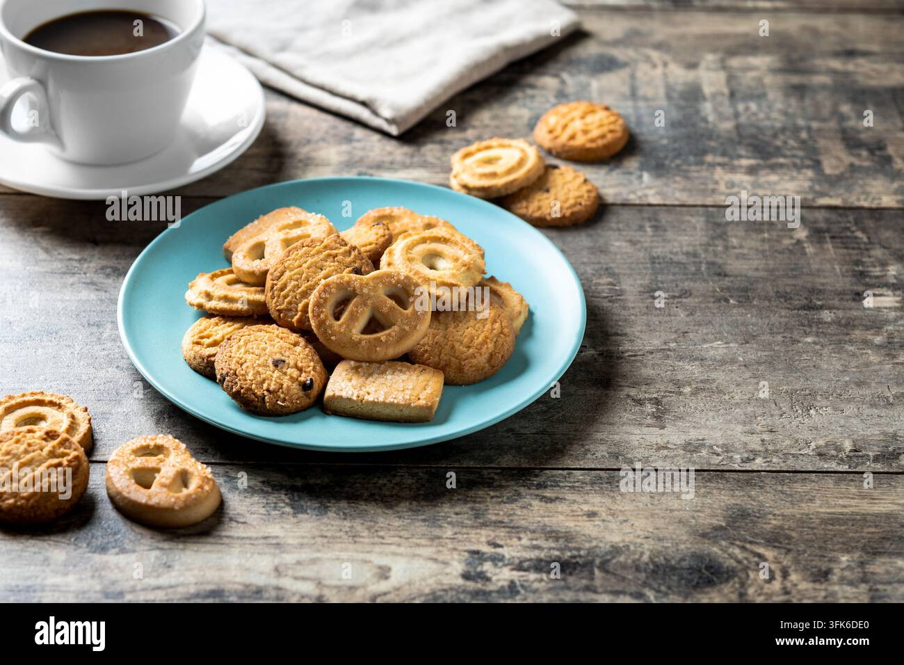 Biscotti al burro fatti in casa in forme festive natalizie disposti su un tavolo, perfetti per la pasticceria delle feste, i dessert stagionali e le celebrazioni natalizie. Foto Stock