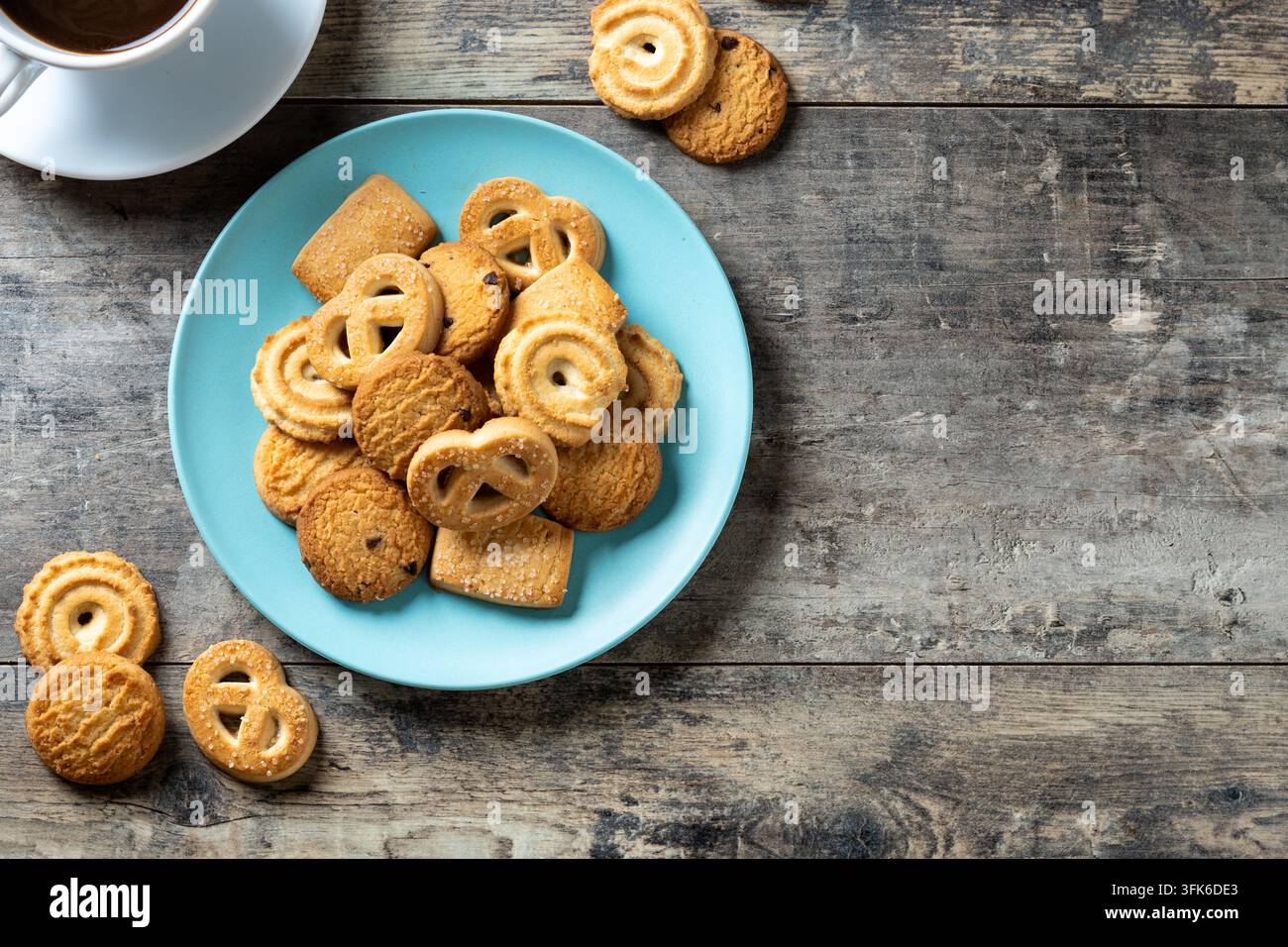 Biscotti al burro fatti in casa in forme festive natalizie disposti su un tavolo, perfetti per la pasticceria delle feste, i dessert stagionali e le celebrazioni natalizie. Foto Stock