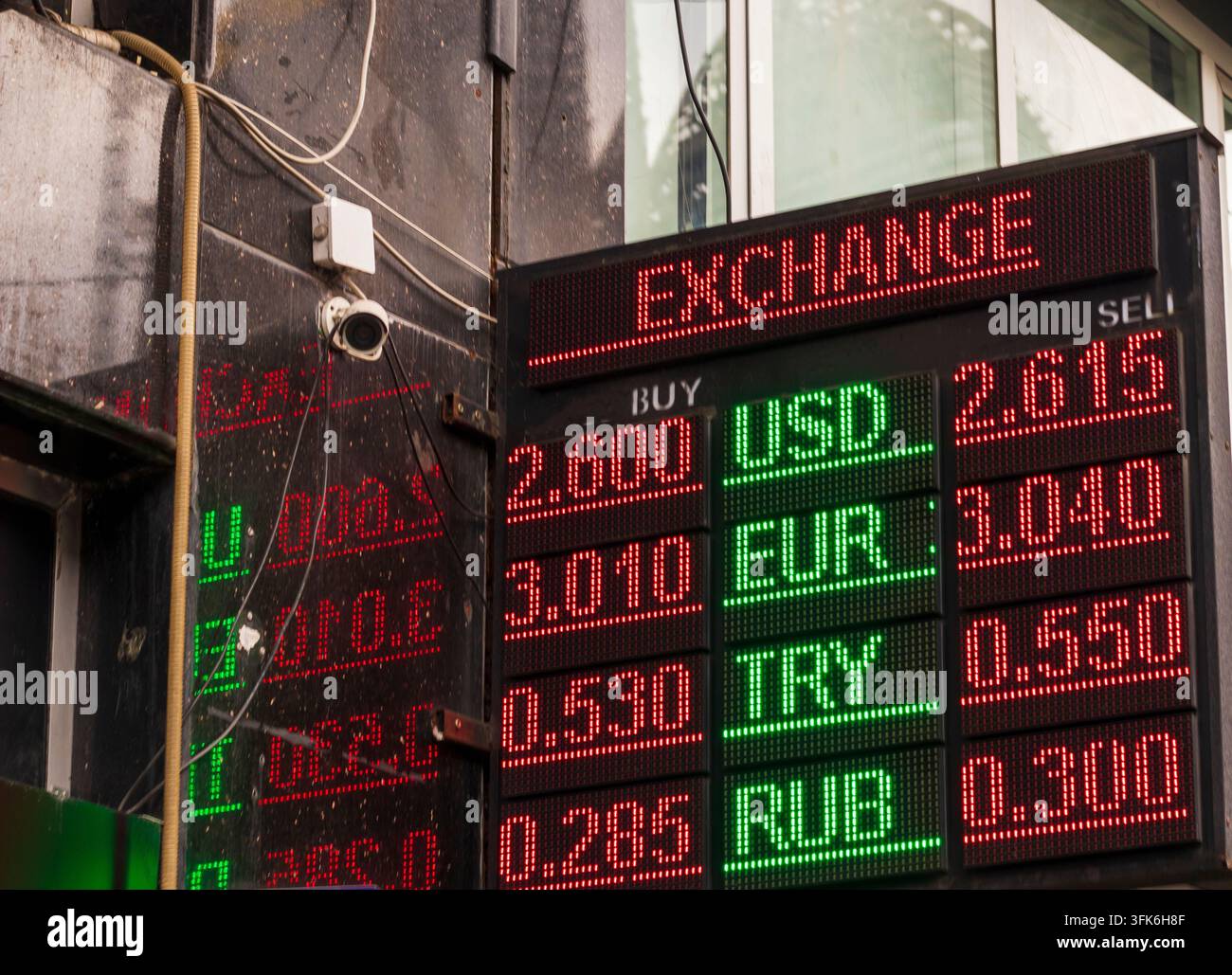 Tabelle elettronica a LED per il cambio valuta su un edificio che mostra i valori di acquisto e vendita per le valute straniere. Foto Stock