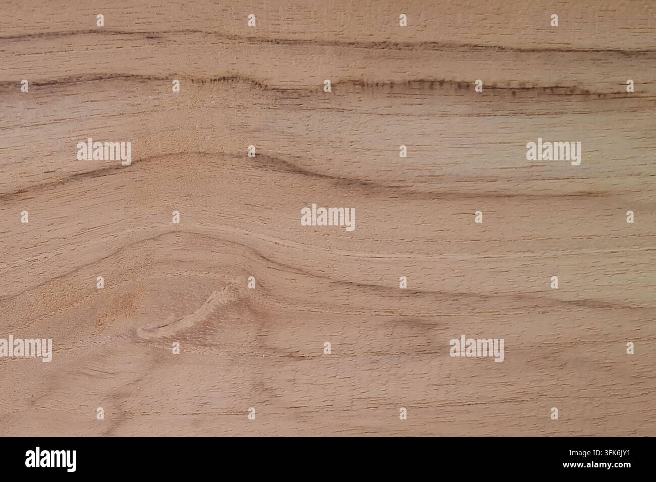 Sfondo in legno di teak marrone naturale con dinamico motivo a venatura ondulata e superficie rustica, perfetto per falegnameria e design d'interni Foto Stock