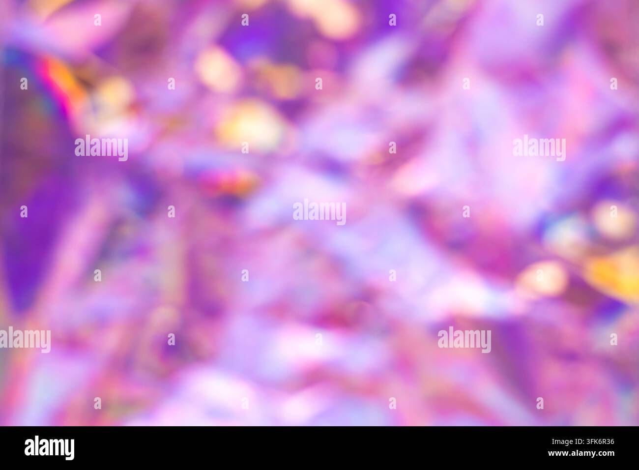 Sfondo astratto bokeh iridescente viola morbido con texture di luce pastello onirica Foto Stock