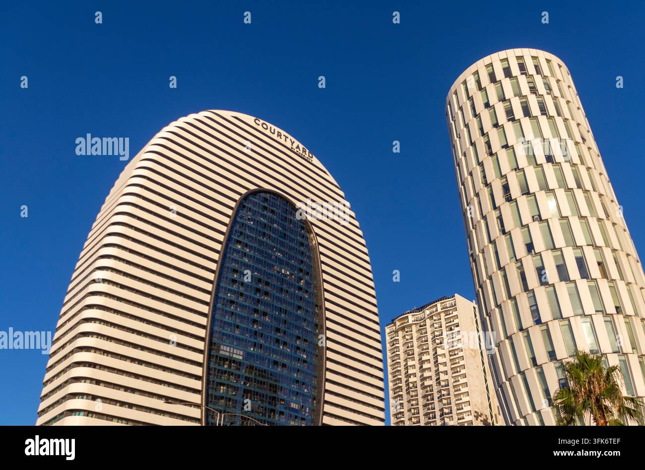 Batumi, Georgia - 2 settembre 2026: Ampia veduta in basso a angolo basso del moderno grattacielo Alliance Palace che ospita l'hotel Courtyard by Marriott. Foto Stock