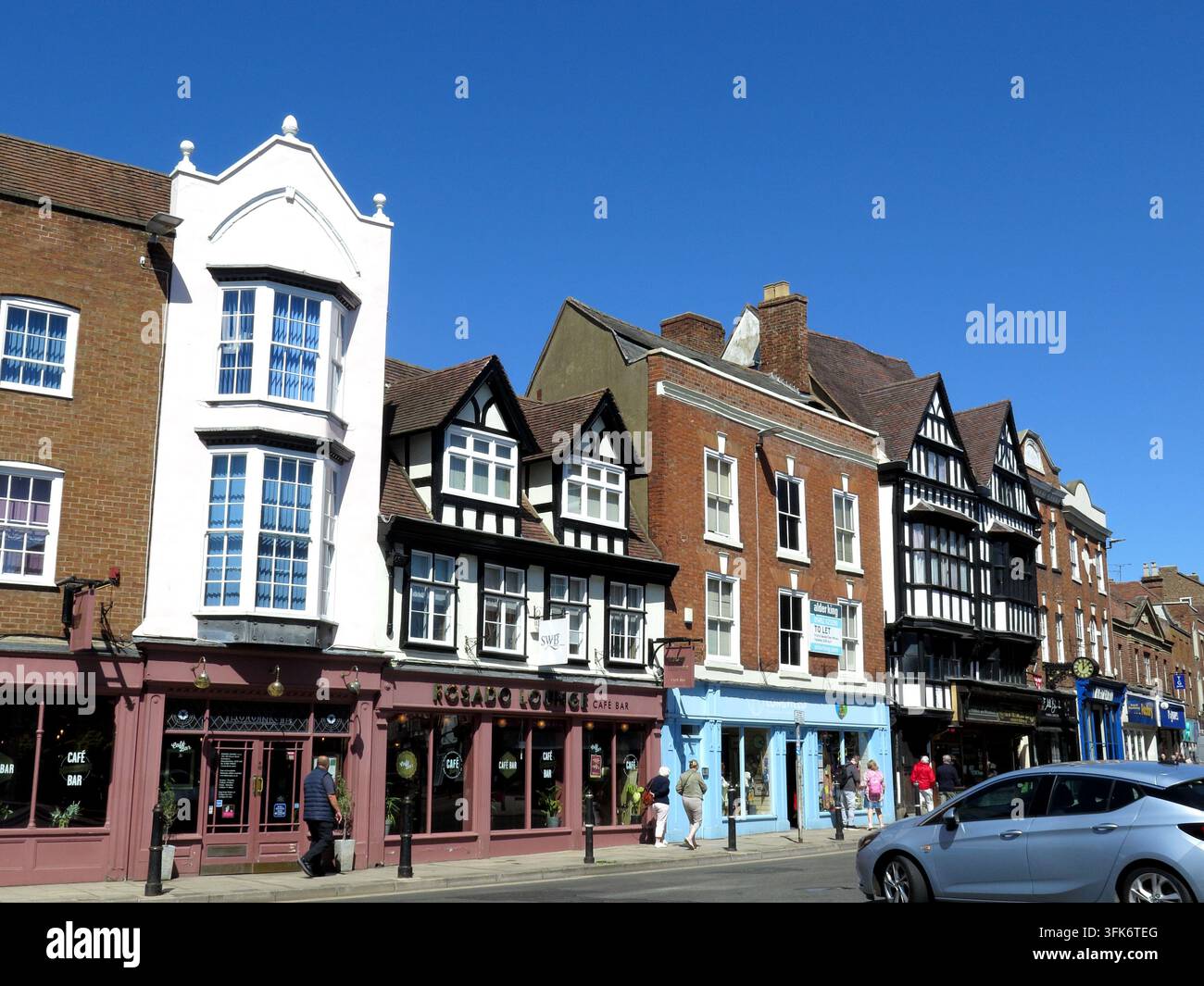 Edifici e negozi Tudor lungo Church Street nel centro città di Tewkesbury. Gloucestershire, UK, Europa. Foto Stock