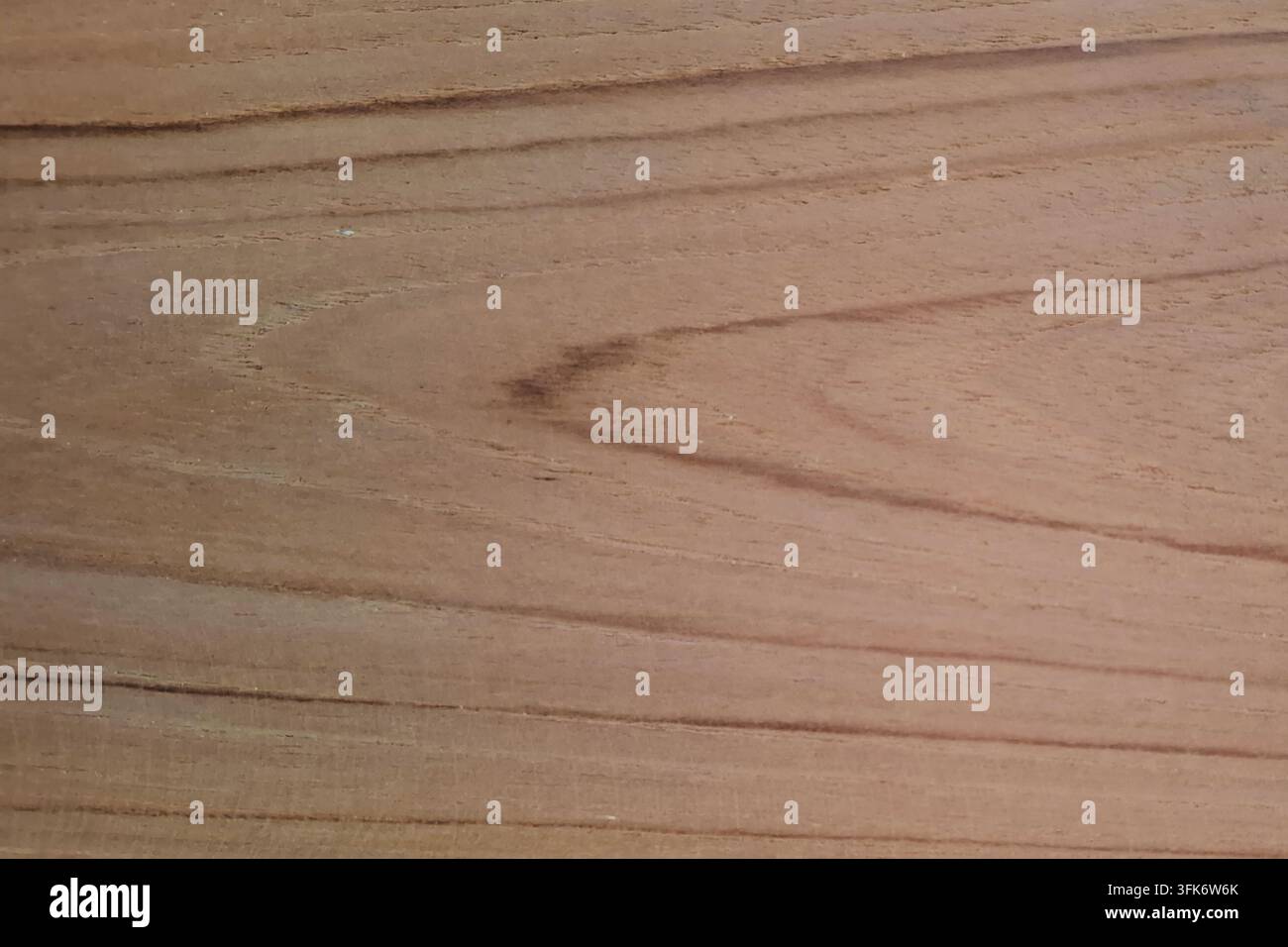 Fondo in legno di teak marrone naturale con motivo a venature ondulate dinamiche e linee pronunciate, ideale per falegnameria e decorazione d'interni rustica Foto Stock