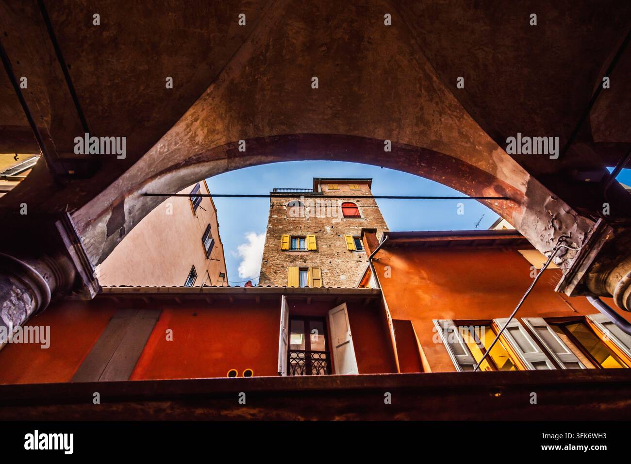 Bologna, Italia - 17 maggio 2018: Vista di una strada affascinante nel centro storico di Bologna, vista da sotto le arcate caratteristiche della città, con w Foto Stock