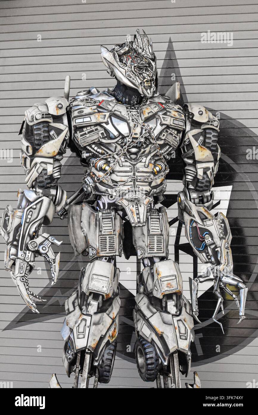 Personaggio robot armato all'incontro Meet The TRANSFORMERS presso gli Universal Studios Florida, Universal Orlando Resort, Orlando, Florida, USA Foto Stock