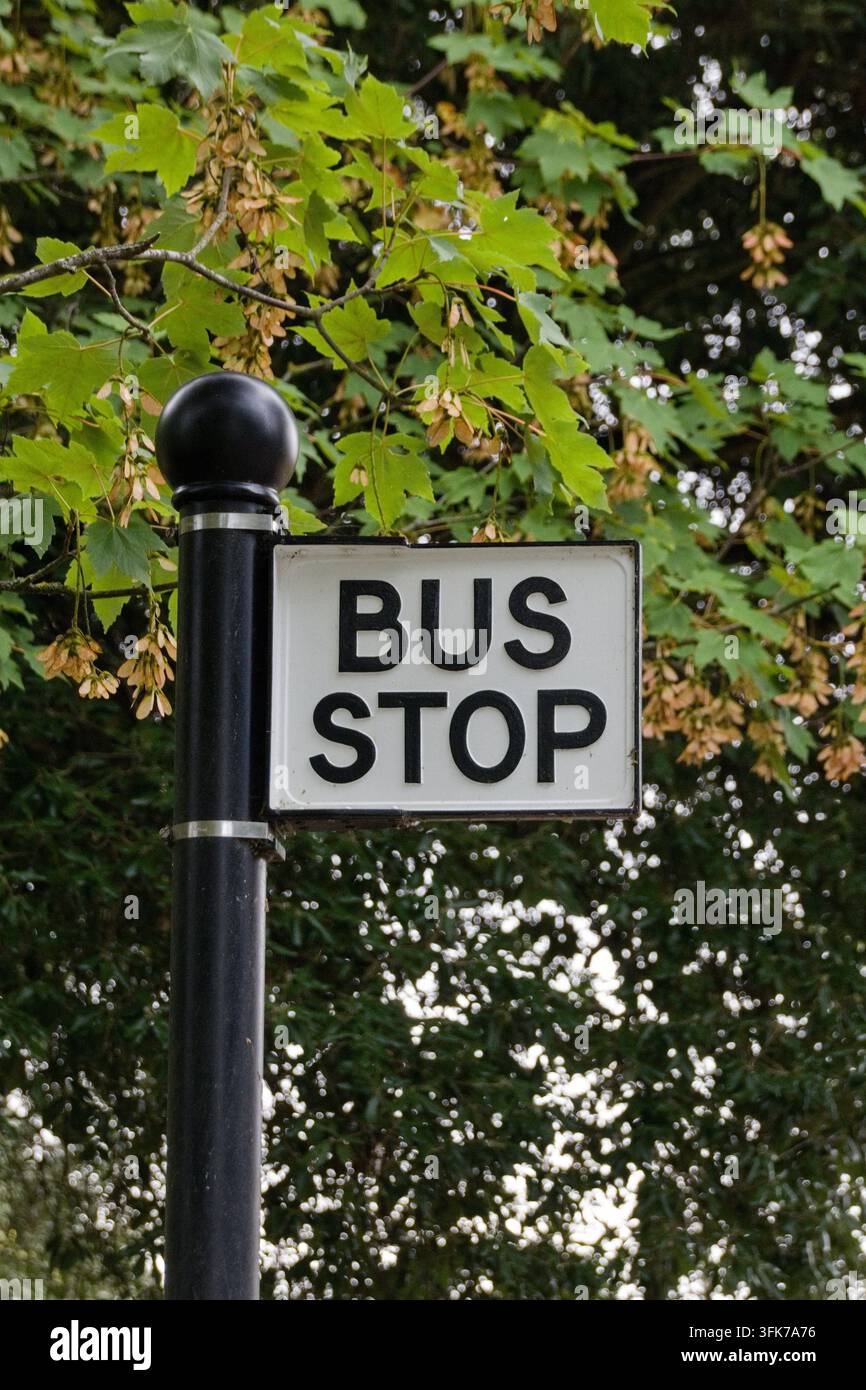 Un cartello della fermata dell'autobus fuori dalla chiesa nel villaggio di Sutton, Bedfordshire. Orientamento verticale con spazio per il testo Foto Stock