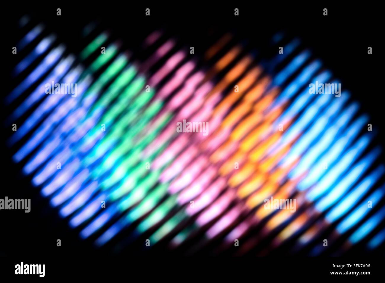 Modello di luce astratto con strisce colorate luminose, effetti ottici e raggi di luce su uno sfondo scuro, texture della tecnologia digitale. Foto Stock